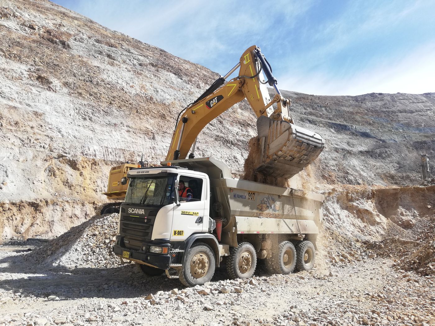 Transporte rodoviário: Equipamentos pesados trabalhando em frente de obra
